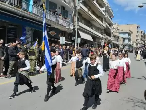Είχαν τη χάρη και το καμάρι στην παρέλαση στην Κοζάνη (εικόνες & βίντεο) Είχαν τη χάρη και το καμάρι στην παρέλαση στην Κοζάνη (εικόνες & βίντεο)