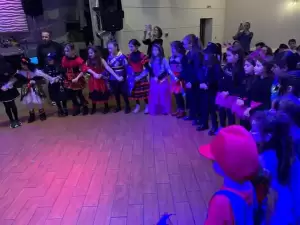 Είχαν πολλά κέφια...ο χορός του συλλόγου Αγίου Αθανασίου Κοζάνης Είχαν πολλά κέφια…ο χορός του συλλόγου Αγίου Αθανασίου Κοζάνης