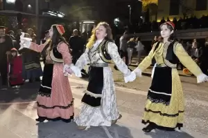 Ο φανός Αριστοτέλης στην κεντρική πλατεία 