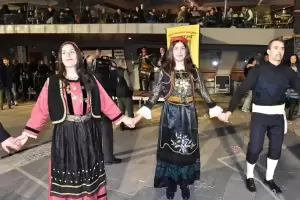 Ο φανός Αριστοτέλης στην κεντρική πλατεία 