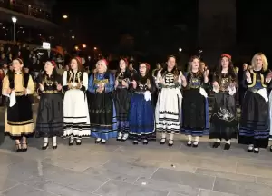 Ο φανός Αριστοτέλης στην κεντρική πλατεία 