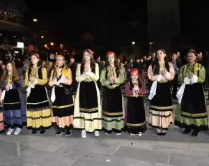 Ο φανός Αριστοτέλης στην κεντρική πλατεία 