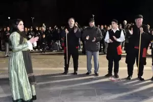 Ο φανός Αριστοτέλης στην κεντρική πλατεία 