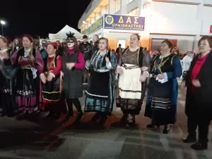 Ωραία, ήταν στο Ωραιόκαστρο… Οι “Φίλοι της Παράδοσης” παρουσίασαν το έθιμο του φανού