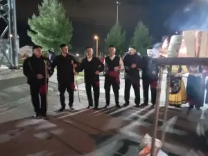 Ωραία, ήταν στο Ωραιόκαστρο… Οι “Φίλοι της Παράδοσης” παρουσίασαν το έθιμο του φανού