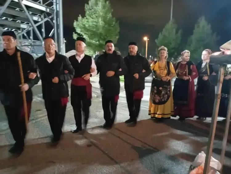 Ωραία, ήταν στο Ωραιόκαστρο… Οι “Φίλοι της Παράδοσης” παρουσίασαν το έθιμο του φανού (εικόνες και βίντεο) Ωραία, ήταν στο Ωραιόκαστρο… Οι “Φίλοι της Παράδοσης” παρουσίασαν το έθιμο του φανού