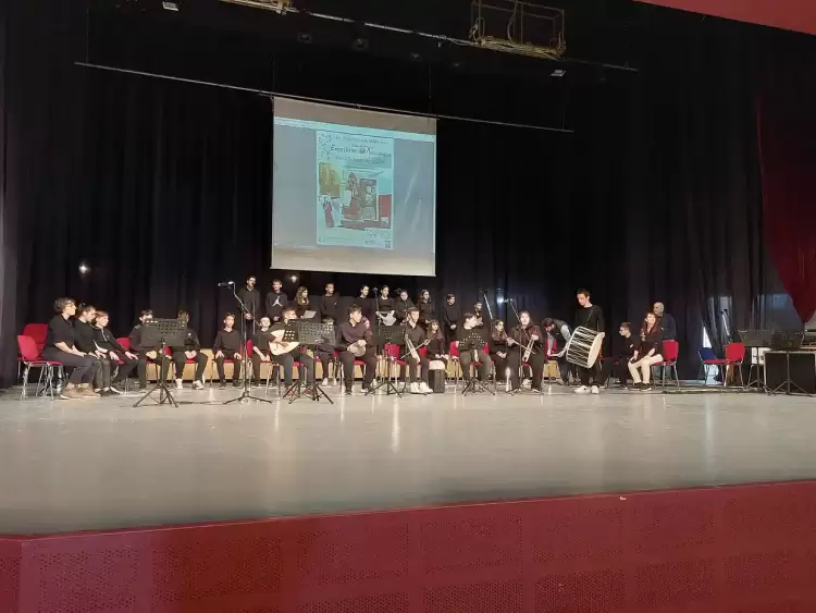 Το Μουσικό Σχολείο Σιάτιστας στην 6η Πανελλήνια Μαθητική Συνάντηση «Εκπαίδευση και Λαογραφία» Το Μουσικό Σχολείο Σιάτιστας στην 6η Πανελλήνια Μαθητική Συνάντηση «Εκπαίδευση και Λαογραφία»