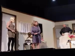 «Του χούι, ξιχούι δε γένιτι» – Πρεμιέρα με πολύ κόσμο για την αποκριάτικη θεατρική παράσταση των “Κασμιρτζήδων”