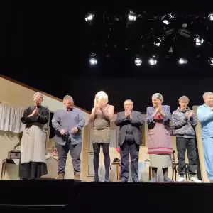 «Του χούι, ξιχούι δε γένιτι» – Πρεμιέρα με πολύ κόσμο για την αποκριάτικη θεατρική παράσταση των “Κασμιρτζήδων”