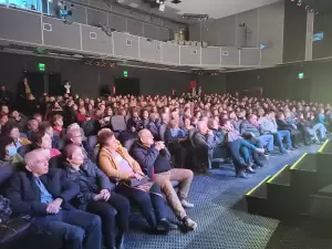 «Του χούι, ξιχούι δε γένιτι» – Πρεμιέρα με πολύ κόσμο για την αποκριάτικη θεατρική παράσταση των “Κασμιρτζήδων”