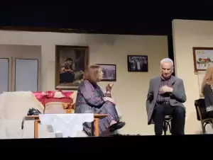 «Του χούι, ξιχούι δε γένιτι» – Πρεμιέρα με πολύ κόσμο για την αποκριάτικη θεατρική παράσταση των “Κασμιρτζήδων”