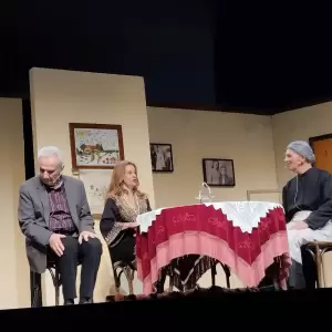 «Του χούι, ξιχούι δε γένιτι» – Πρεμιέρα με πολύ κόσμο για την αποκριάτικη θεατρική παράσταση των “Κασμιρτζήδων”