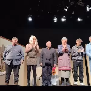 «Του χούι, ξιχούι δε γένιτι» – Πρεμιέρα με πολύ κόσμο για την αποκριάτικη θεατρική παράσταση των “Κασμιρτζήδων”