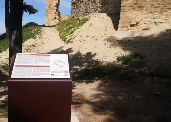 To Βυζαντινό Κάστρο Σερβίων Αποκτά Πινακίδες Πληροφοριών Και Ενημέρωσης