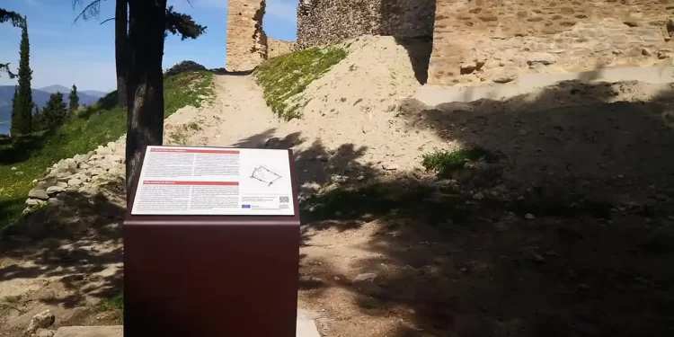 To Βυζαντινό Κάστρο Σερβίων Αποκτά Πινακίδες Πληροφοριών Και Ενημέρωσης