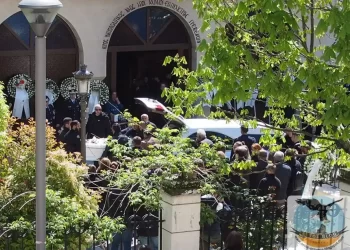 Γρεβενά: Το Τελευταίο Αντίο Στον Αστυνομικό Που Καταπλακώθηκε Από Κτίριο Στο Πασαλιμάνι (Βίντεο Και Εικόνες)