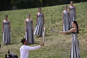 Η Ολυμπιακή Φλόγα ξεκίνησε το μαγικό της ταξίδι για το Παρίσι Η Ολυμπιακή Φλόγα ξεκίνησε το μαγικό της ταξίδι για το Παρίσι