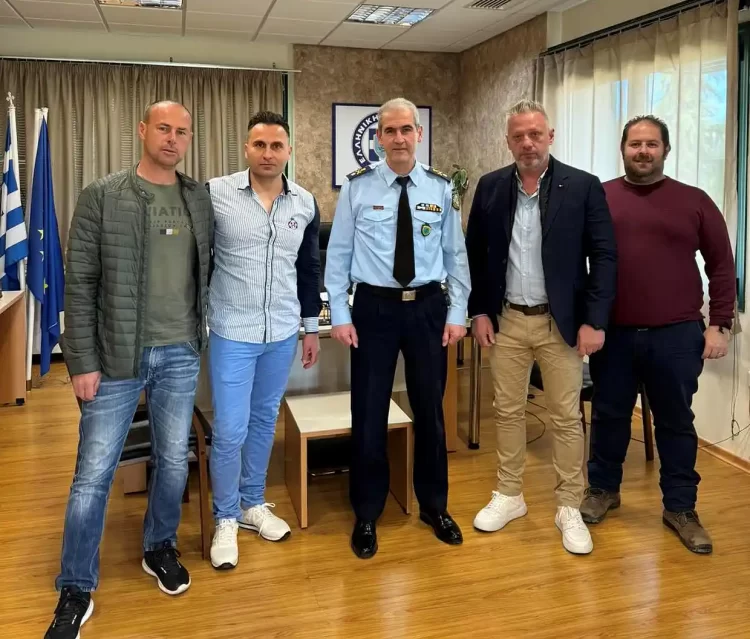 Θέρμο Κλίμα Στην Συνάντηση Με Τον Διευθυντή… Σε Ιδιαίτερα Θερμό Κλίμα Ο Γενικός Περιφερειακός Αστυνομικός Διευθυντής Δυτικής Μακεδονίας, Ταξίαρχος Κ. Σπανουδησ Κωνσταντίνος, Υποδέχθηκε Στη Γενική Περιφερειακή Αστυνομική Διεύθυνση Δυτικής Μακεδονίας Τον Πρόεδρο Της Ένωσης Αστυνομικών Υπαλλήλων Κοζάνης Κ. Λιακο Ζήση, Συνοδευόμενο Από Τα Μέλη Του Διοικητικού Συμβουλίου Αυτής. Κατά Την Επίσκεψη, Ο Πρόεδρος Και Τα Μέλη Της, Αφού Ευχήθηκαν Στον Κ. Γενικό, Καλή Δύναμη Στο Πολυδιάστατο Και Δύσκολο Έργο Που Έχει Αναλάβει, Έθεσαν Ζητήματα Που Απασχολούν Το Αστυνομικό Προσωπικό. Από Την Πλευρά Του Ο Κ. Γενικός Ευχαρίστησε Τον Πρόεδρο Και Τα Μέλη Της Ένωσης Και Αφού Άκουσε Με Ενδιαφέρον Τις Προτάσεις Τους, Δήλωσε Την Πρόθεσή Του Να Σταθεί Στο Πλευρό Των Συναδέλφων Επιλύοντας Οποιοδήποτε Πρόβλημα Τους Απασχολεί, Με Σκοπό Την Εύρυθμη Και Ομαλή Λειτουργία Των Υπηρεσιών.