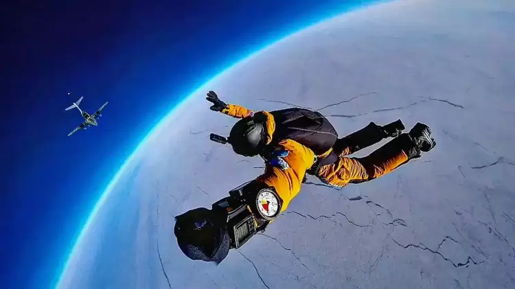 Βουτιά από την στρατόσφαιρα στο Βόρειο Πόλο – Παγκόσμιο ρεκόρ για ρώσους αλεξιπτωτιστές