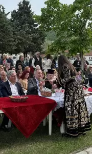 Aναβίωσε στη Γαλατινή Βοϊου, το έθιμο «Χορός της Ρόκας» Aναβίωσε στη Γαλατινή Βοϊου, το έθιμο «Χορός της Ρόκας»