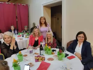 Oι μανούλες το έριξαν έξω… Oι μανούλες το έριξαν έξω…