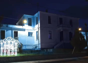 Ο Δήμος Αμυνταίου Φωταγώγησε Μπλε Το Εμβληματικό Κτίριο Του Α’ Δημοτικού, Για Την Παγκόσμια Ημέρα Ευχής