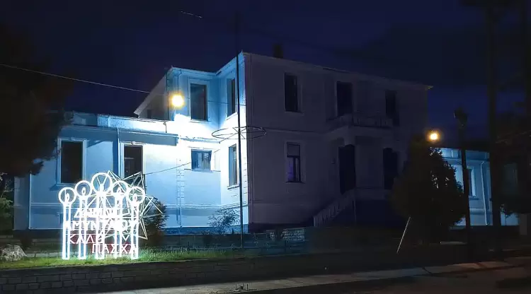 Ο Δήμος Αμυνταίου φωταγώγησε μπλε το εμβληματικό κτίριο του Α’ Δημοτικού, για την Παγκόσμια Ημέρα Ευχής