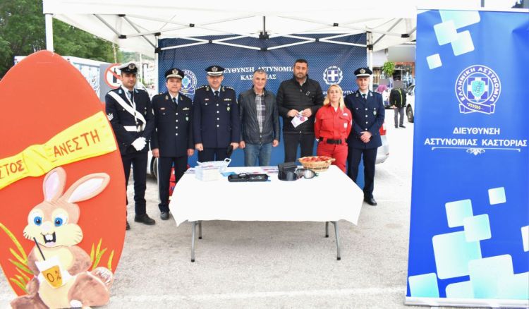 Καστοριά: Αστυνομικοί Διένειμαν Ενημερωτικά Φυλλάδια Με Συμβουλές Οδικής Ασφάλειας Και Κυκλοφοριακής Αγωγής