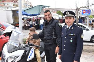 Καστοριά: Αστυνομικοί διένειμαν ενημερωτικά φυλλάδια με συμβουλές οδικής ασφάλειας και κυκλοφοριακής αγωγής Καστοριά: Αστυνομικοί διένειμαν ενημερωτικά φυλλάδια με συμβουλές οδικής ασφάλειας και κυκλοφοριακής αγωγής