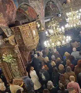 Η περιφορά του Επιταφίου στον ιερό ναό Αγίου Νικολάου Κοζάνης 