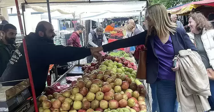 Στην λαϊκή αγορά της Κοζάνης η Δώρα Αυγέρη Στην λαϊκή αγορά της Κοζάνης η Δώρα Αυγέρη