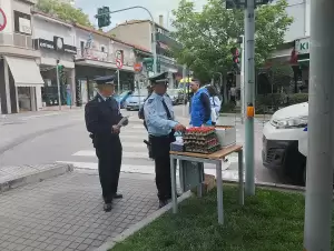 Στους δρόμους η Τροχαία Κοζάνης για την οδική ασφάλεια με μοίρασμα αβγών…