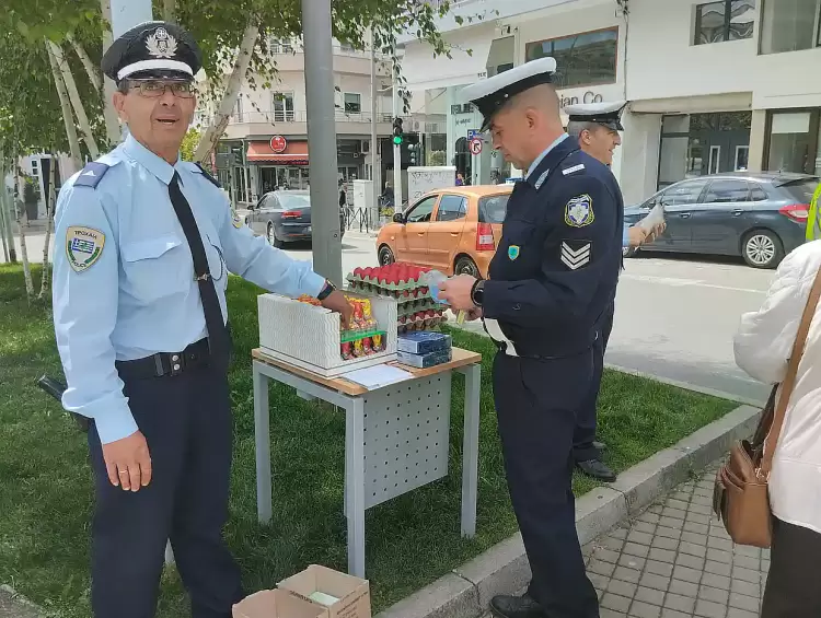Στους δρόμους η Τροχαία Κοζάνης για την οδική ασφάλεια με μοίρασμα αβγών…