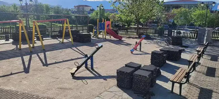 Συντηρούνται οι παιδικές χαρές από τον Δήμο Κοζάνης