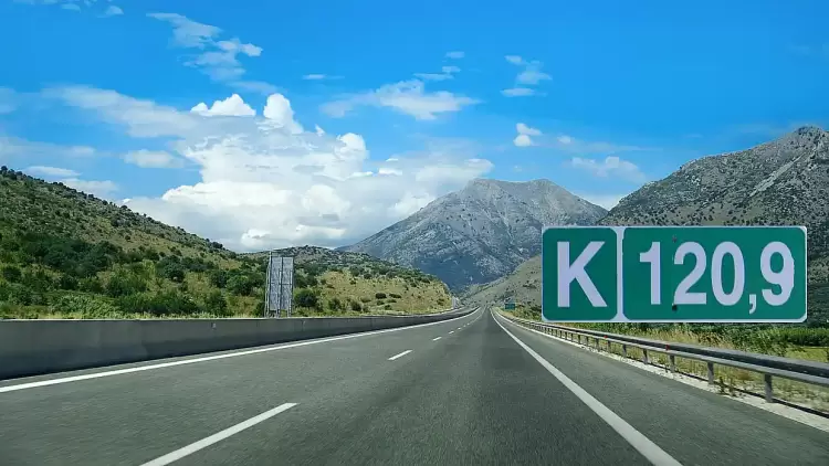 Τι είναι αυτές οι μικρές πράσινες πινακίδες που βλέπουμε στην Εθνική Οδό - Γιατί δεν πρέπει να τις αγνοούμε; Τι είναι αυτές οι μικρές πράσινες πινακίδες που βλέπουμε στην Εθνική Οδό – Γιατί δεν πρέπει να τις αγνοούμε;