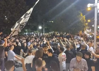Ξέφρενοι Πανηγυρισμοί Φιλών Του Παοκ Στην Κεντρική Πλατεία Κοζάνης Μετά Την Κατάκτηση Του Πρωταθλήματος Ελλάδας