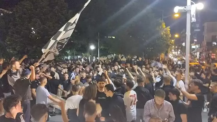 Ξέφρενοι πανηγυρισμοί φιλών του ΠΑΟΚ στην κεντρική πλατεία Κοζάνης μετά την κατάκτηση του πρωταθλήματος Ελλάδας