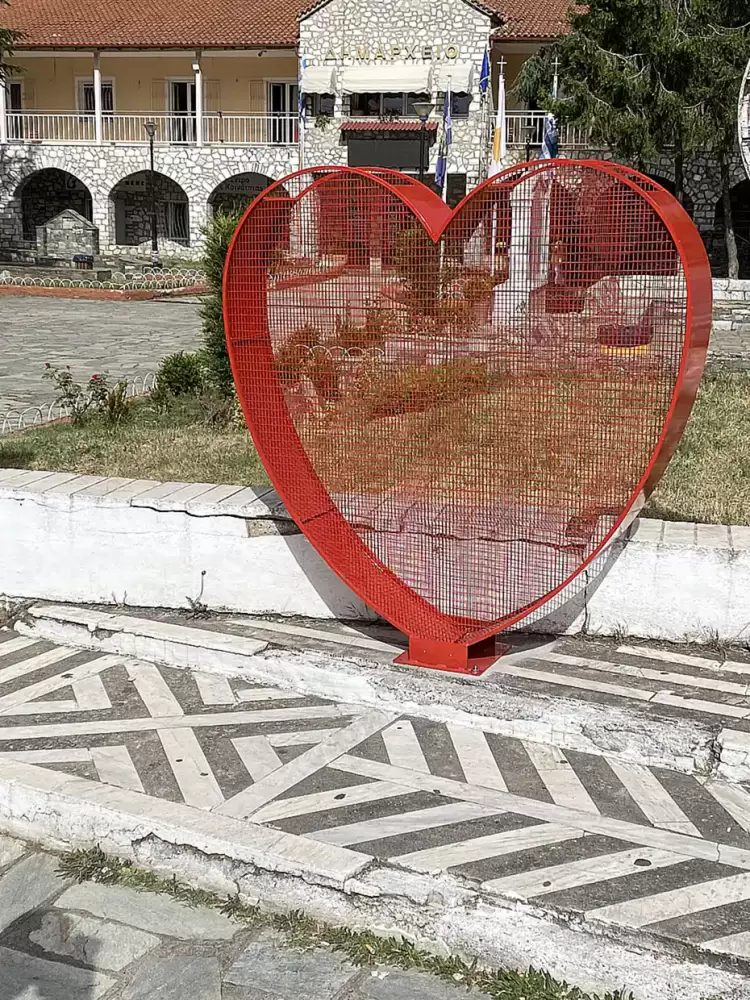 H πρώτη  καρδιά  για πλαστικά καπάκια στο Δήμο Δεσκάτης
