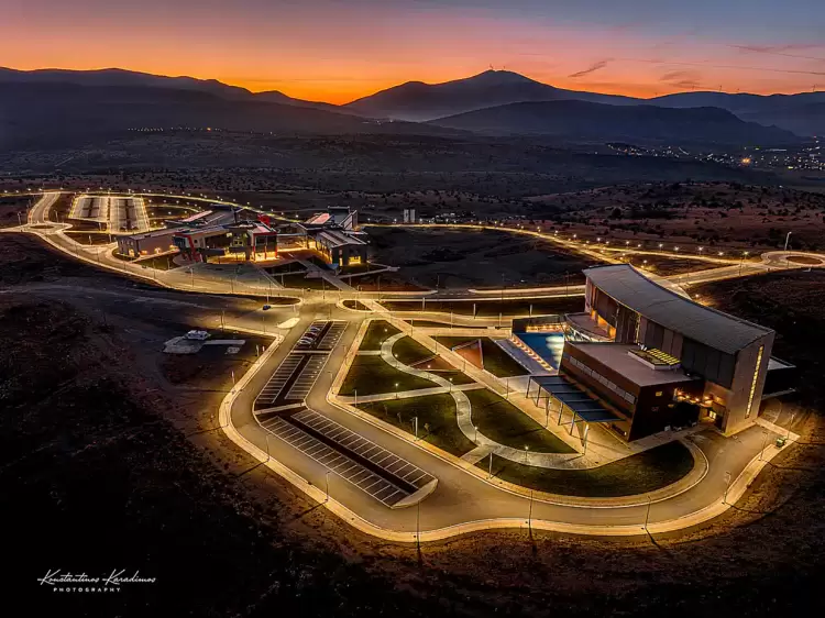 “stories From The Regions | Production About U.o.w.m. Campus” (βίντεο)