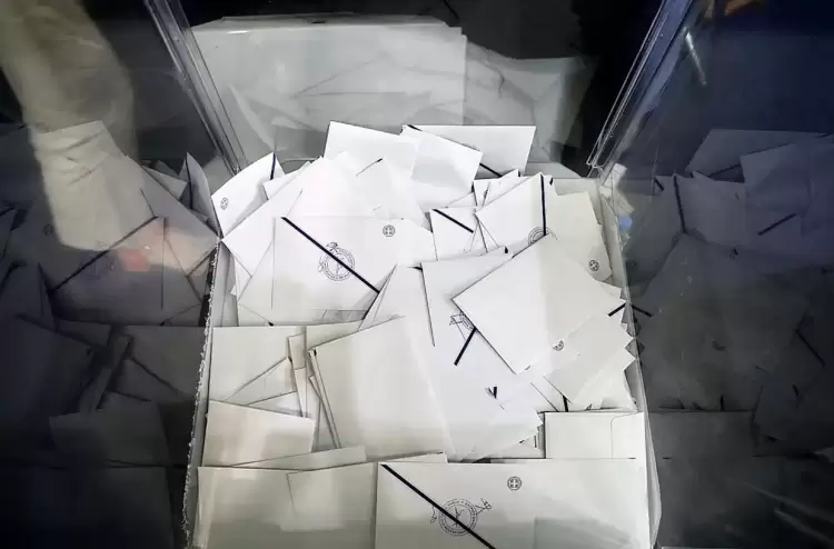 Αναταράξεις σε κόμματα και κυβέρνηση από τα απόδερα της ευρωκάλπης