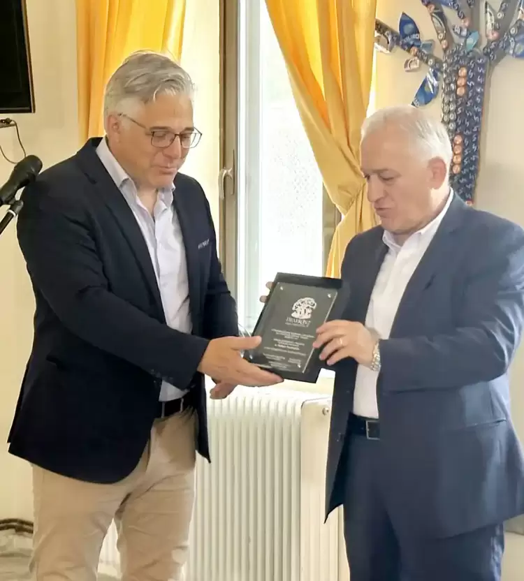 Απονομή τιμητικής πλακέτας