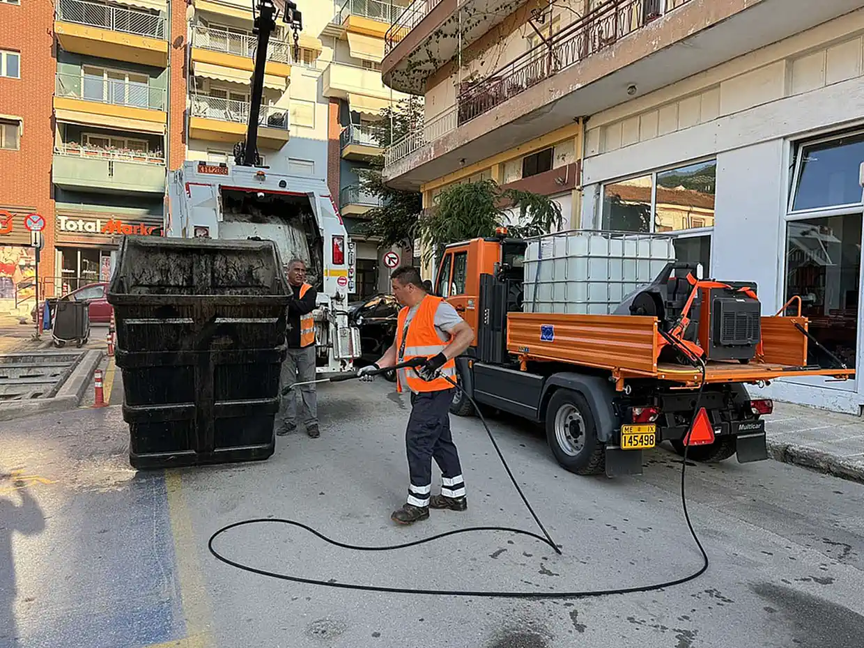 Εργασίες καθαρισμού και πλύσης κάδων απορριμμάτων από τον Δήμο Φλώρινας Εργασίες καθαρισμού και πλύσης κάδων απορριμμάτων από τον Δήμο Φλώρινας