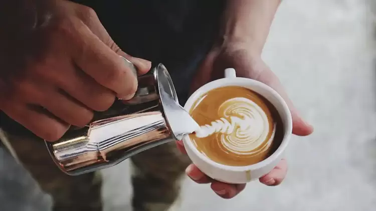 ΦΠΑ: Μονιμοποιούνται οι μειωμένοι συντελεστές 13% σε ταξί και καφέ