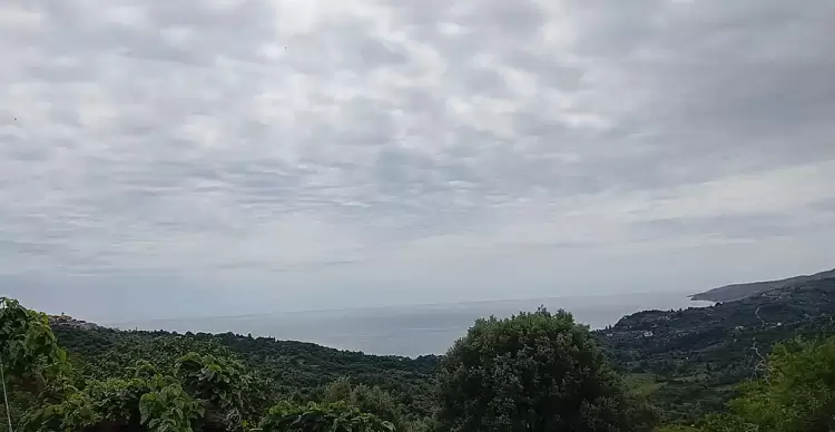 Ο καιρός σήμερα, Κυριακή 23/6: Ζέστη και συννεφιά την Κυριακή της Πεντηκοστής