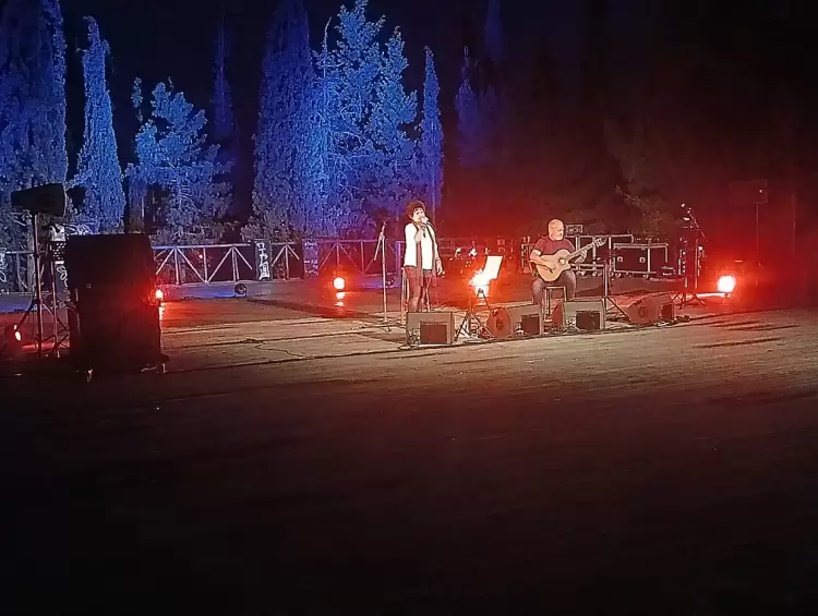 Ο Παναγιώτης Μάργαρης και η Φωτεινή Βελεσιώτου ταξίδεψαν το βράδυ του Σαββάτου το κοινό της Κοζάνης (εικόνες & βίντεο) Ο Παναγιώτης Μάργαρης και η Φωτεινή Βελεσιώτου ταξίδεψαν το βράδυ του Σαββάτου το κοινό της Κοζάνης