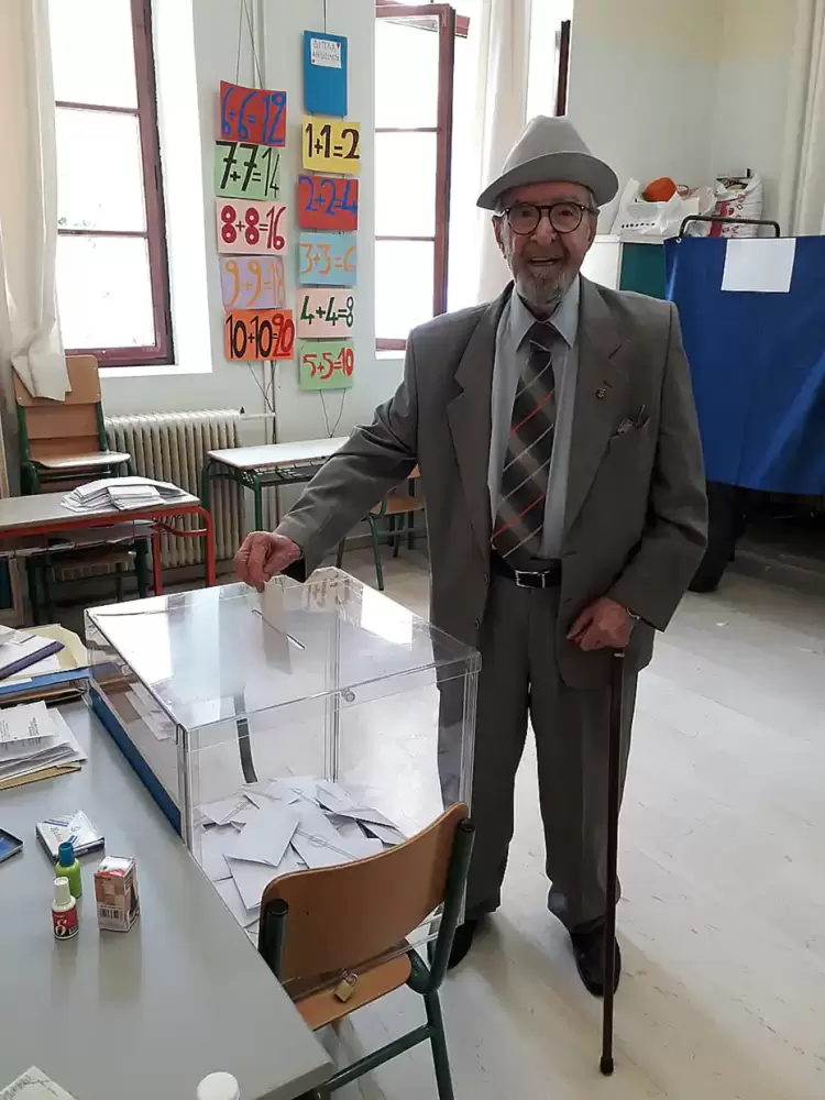 Ψήφισε 51 φορές, παραμένει πιστός πολίτης στη Δημοκρατία…