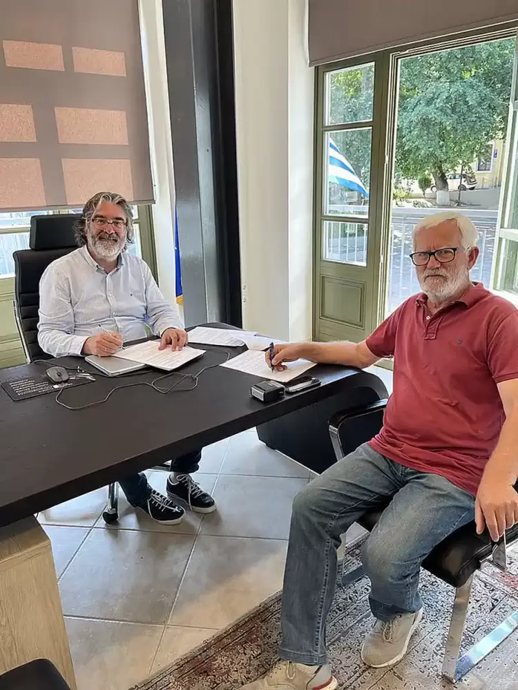 Υπογραφή σύμβασης από τον Δήμαρχο Σερβίων Χρήστο Ελευθερίου για την ανακαίνιση των Κ.Ε.Π. του Δήμου Σερβίων