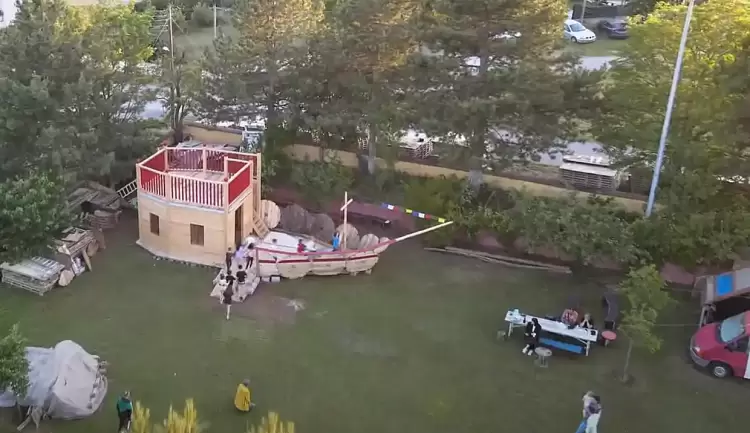 Χρησιμοποιημένες παλέτες μετατράπηκαν σε παιδότοπο για παιδιά με αναπηρία, στην Κοζάνη