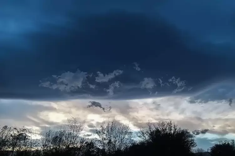 Επικαιροποιήθηκε το έκτακτο δελτίο της ΕΜΥ – Πού θα «χτυπήσουν» βροχές και καταιγίδες σε λίγες ώρες