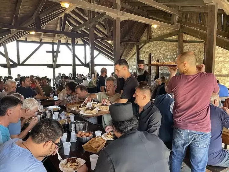 Εθελοντικές εργασίες ατόμων για τη μεγάλη Πανήγυρη που θα γίνει στην εορτή του Αγίου Νικάνορα